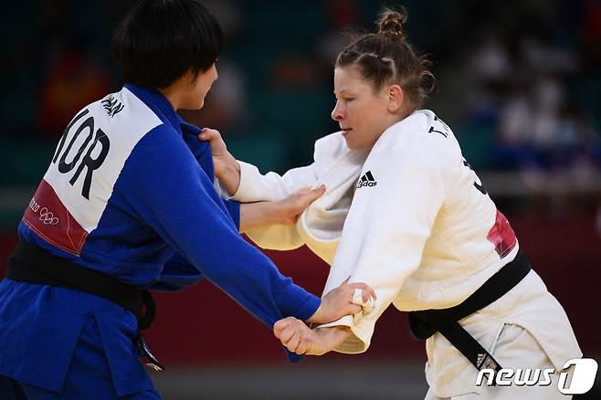 한희주(왼쪽)는 2020 도쿄 올림픽 유도 여자 63㎏급 32강에서 탈락했다. © AFP=뉴스1