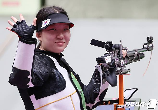 대한민국 사격 권은지가 24일 오전 일본 도쿄 아사카 사격장에서 열린 '2020 도쿄올림픽' 사격 10m 공기소총 여자 결선 경기에 앞서 인사하고 있다. 2021.7.24/뉴스1 © News1 이재명 기자