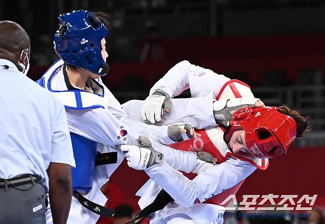 경기 종료 직전 이다빈의 왼발차기가 워크덴의 목을 강타하고 있다. 도쿄=최문영 기자 deer@sportschosun.com /2021.07.27/