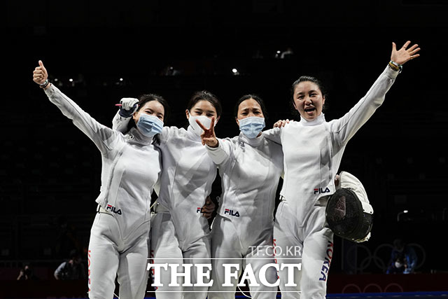 한국 펜싱 여자 에페 대표팀이 27일 일본 지바 마쿠하리 메세B홀에서 열린 2020 도쿄올림픽 펜싱 여자 에페 단체전에서 중국을 꺾고 결승전에 진출하며 세리머니를 하고 있다. /도쿄=AP.뉴시스