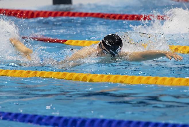 26일 일본 도쿄 수영센터에서 열린 도쿄올림픽 남자 자유형 200m 준결선에서 황선우가 역영 하고 있다. 도쿄=이태경 기자