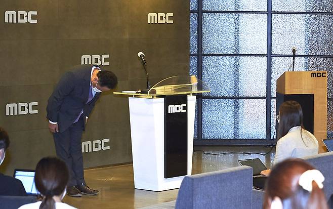 박성제 MBC 사장이 26일 오후 서울 마포구 상암동 MBC에서 열린 기자회견에서 개회식과 남자 축구 중계 등에서 벌어진 그래픽과 자막 사고 등에 대해 대국민 사과를 하고 있다. /연합뉴스