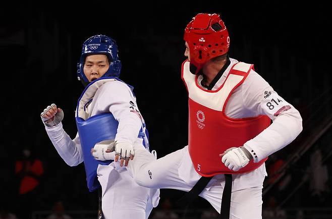 인교돈이 27일 일본 지바 마쿠하리 메세 A홀에서 열린 도쿄올림픽 남자 태권도 80㎏ 초과급 준결승에서 북마케도니아공화국 데얀 게오르기예프스키와 경기를 하고 있다. 지바/김명진 기자