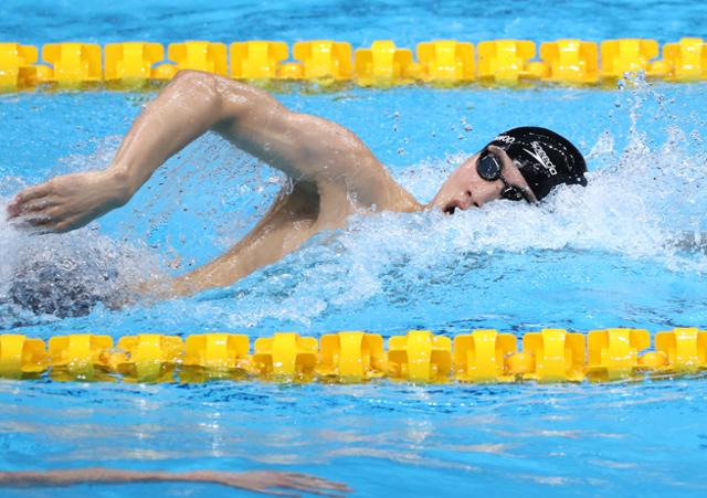 황선우 선수가 25일 일본 도쿄 아쿠아틱스 센터에서 열린 남자 자유형 200m 예선에서 물살을 가르고 있다. 황 선수는 1분44초62를 기록해 준결승 전체 1위를 차지했고, 한국신기록도 세웠다. 뉴스1