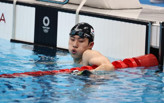 27일 일본 도쿄 아쿠아틱스센터에서 열린 도쿄 올림픽 수영 남자 자유형 200m 결승전에서 황선우가 메달 획득에 실패한 뒤 아쉬워하고 있다. 연합뉴스