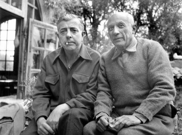 1951년 4월 프랑스 칸에서 피카소(오른쪽)와 자크 프레베르. 한국일보 자료사진