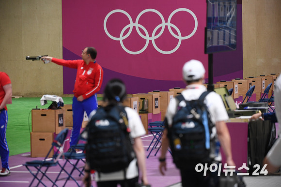 한국 사격 진종오, 추가은이 27일 일본 도쿄 아사카 사격장에서 열린 2020 도쿄올림픽 10ｍ 공기권총 혼성 단체전에서 합계 575점(추가은 286점, 진종오 289점)을 기록하며 9위로 본선 1차전 통과에 실패했다. 진종오와 추가은이 경기장을 떠나고 있다.