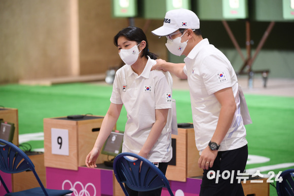 한국 사격 진종오, 추가은이 27일 일본 도쿄 아사카 사격장에서 열린 2020 도쿄올림픽 10ｍ 공기권총 혼성 단체전에서 합계 575점(추가은 286점, 진종오 289점)을 기록하며 9위로 본선 1차전 통과에 실패했다. 진종오가 추가은을 격려하고 있다.