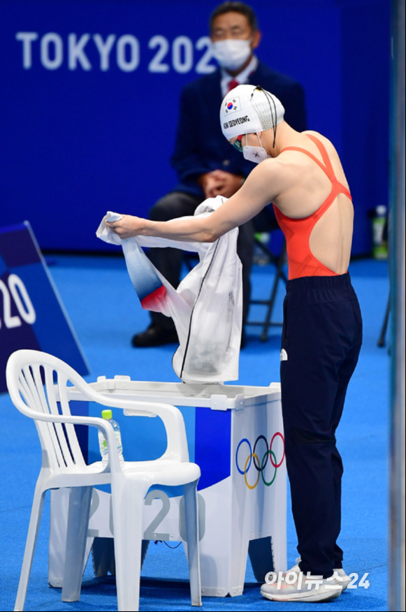 한국 수영 김서영이 27일 오전 일본 도쿄 아쿠아틱스 센터에서 열린 2020 도쿄올림픽 수영 여자 개인혼영 200m 준결승에서 경기를 준비하고 있다. 김서영은 2분11초38의 기록으로 7위를 기록해 결승 진출에는 실패했다.