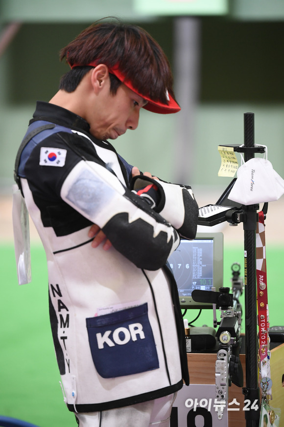 한국 사격 남태윤이 27일 오후 일본 도쿄 아사카 사격장에서 진행된 2020 도쿄올림픽 10ｍ 공기소총 혼성 단체전에서 생각에 잠겨 있다. 남태윤(314.1점), 권은지는(316.4점) 합계 630.5점으로 전체 29팀 중 3위로 동메달 결정전에 진출했다.