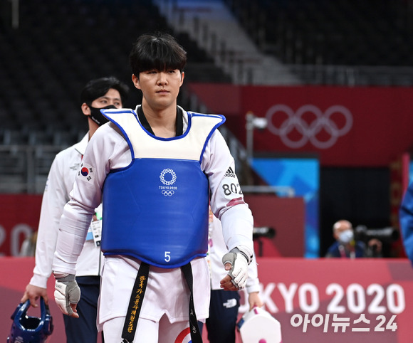 한국 태권도 인교돈이 27일 일본 지바 마쿠하리 메세홀A에서 열린 2020 도쿄올림픽 태권도 남자 80㎏ 초과급 8강에서 카자흐스탄의 루슬란 자파로프를 제압하고 준결승에 진출했다. 경기 시작 전 인교돈이 입장하고 있다.