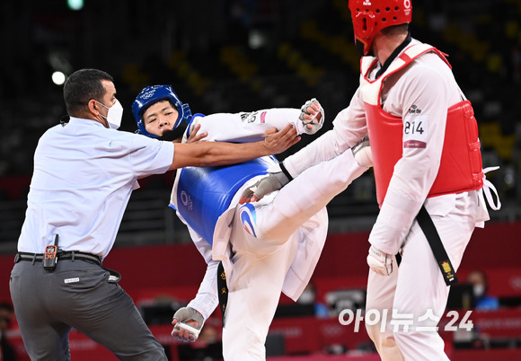 한국 태권도 인교돈이 27일 일본 지바 마쿠하리 메세홀A에서 열린 2020 도쿄올림픽 태권도 남자 80㎏ 초과급 4강에서 북마케도니아의 조르제브스키에게 패했다. 인교돈이 경기에 임하고 있다.