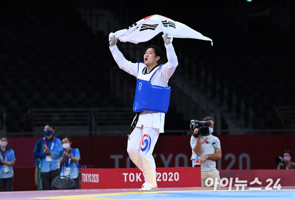 한국 태권도 인교돈이 27일 일본 지바 마쿠하리 메세홀A에서 열린 2020 도쿄올림픽 태권도 남자 80㎏ 초과급 동메달결정전에서 슬로베니아 트라즈코비치를 제압하고 동메달을 차지했다. 태극기 세리머니를 하는 인교돈의 모습.