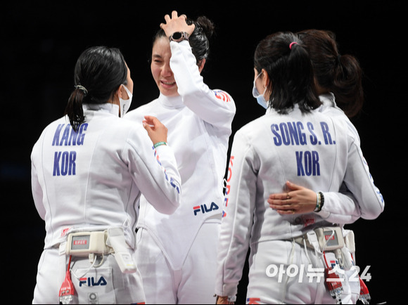 한국 펜싱 최인정, 강영미, 송세라, 이혜인이 27일 오후 일본 지바 마쿠하리 메세B홀에서 열린 2020 도쿄올림픽 펜싱 여자 에페 단체전 결승전 대한민국과 에스토니아의 경기에서 은메달을 따낸 후 눈물을 흘리고 있다.