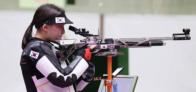 권은지 사격 국가대표 선수가 24일 일본 도쿄 아사카 사격장에서 열린 사격 여자 10m 공기소총 결승전에서 과녁을 조준하고 있다. 도쿄=올림픽사진공동취재단A