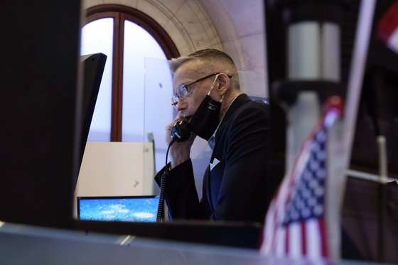 지난 23일 미국 뉴욕증권거래소에서 한 트레이더가 전화통화를 하고 있다. [AP=연합뉴스]