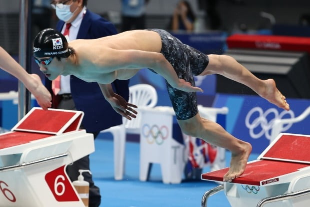 27일 일본 도쿄 아쿠아틱스센터에서 열린 도쿄 올림픽 수영 남자 자유형 200m 결승전에서 황선우가 힘차게 출발하고 있다.  사진=연합뉴스