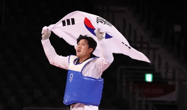 27일 일본 마쿠하리 메세홀에서 열린 도쿄올림픽 남자 태권도 80㎏ 초과급 동메달 결정전 한국 인교돈-슬로베니아 트라이코비치. 인교돈이 승리 후 태극기를 흔들고 있다. /사진=연합뉴스