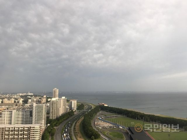 일본 지바 마쿠하리메세 인근 도쿄만 상공에 26일 먹구름이 몰려 잿빛 하늘이 펼쳐져 있다. 제8호 태풍 ‘네파탁’은 27일 오후 일본으로 상륙한다. 지바=김철오 기자