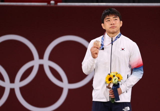 안창림이 26일 일본 도쿄 지요다구 무도관에서 열린 도쿄올림픽 유도 남자 73kg급 시상식에서 동메달을 들어 보이고 있다. 연합뉴스