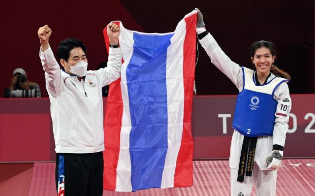 20여년 동안 태국 태권도를 이끌어 온 최영석 감독이 24일 일본 마쿠하리 메세 A홀에서 열린 도쿄올림픽 여자 태권도 49㎏급 결승에서 우승을 차지한 파니팍 선수와 세리머니를 하고 있다.       최 감독 밑에서 태국 태권도는 2004년 아테네 올림픽부터 2016년 리우 올림픽까지 연속 메달(은 2, 동 3)을 획득하는 등 일련의 성적을 냈다. 태국이 태권도 올림픽에서 금메달을 차지한 것은 이번이 처음이다. 최 감독은 올해 태국으로 귀화했다. 도쿄=김지훈 기자