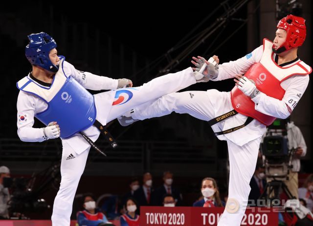 한국의 인교돈(왼쪽)과 카자흐스탄의 루슬란 제파로프가 27일 일본 지바 마쿠하리메세 A홀에서 열린 도쿄올림픽 태권도 남자 80㎏ 초과급 8강전에서 서로에게 발차기를 하고 있다. 지바=김지훈 기자