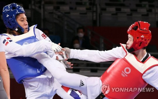 (지바=연합뉴스)27일 일본 마쿠하리 메세홀에서 열린 도쿄올림픽 여자 태권도 67㎏ 초과급 8강 한국 이다빈-도미니카 페게로. 이다빈 승리.이다빈이 발차기 공격을 하고 있다