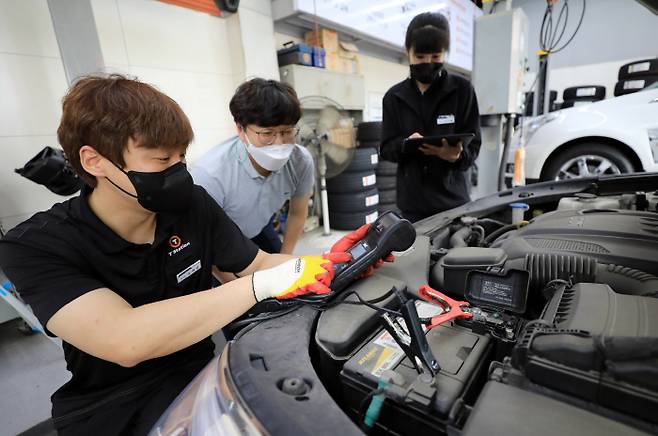한국타이어앤테크놀로지의 서비스 전문점 티스테이션에서 차량용 배터리 안전점검을 실시하고 있다. [사진 제공 = 한국앤컴퍼니㈜]