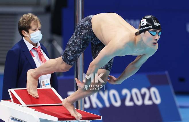 황선우가 27일 일본 도쿄 아쿠아틱스 센터에서 열린 남자 자유형 200m 결승에서 출발하고 있다. 2021.7.27.  [도쿄/한주형기자]