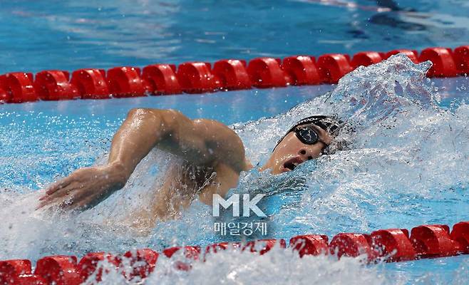 27일 일본 도쿄 아쿠아틱스센터에서 열린 도쿄 올림픽 수영 남자 자유형 200m 결승전에서 물살을 가르고 있다.2021.7.27   [도쿄=한주형기자]