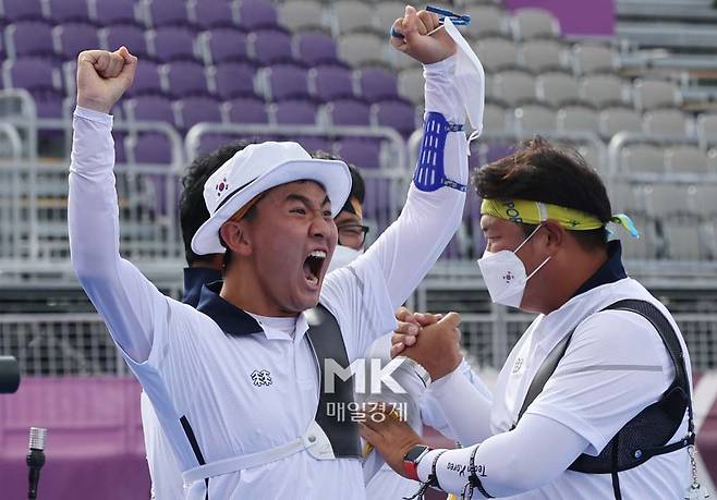 양궁 국가대표 김제덕이 26일 일본 도쿄 유메노시마 양궁장 열린 도쿄올림픽 남자 양궁단체 4강전에서 결승진출이 확정되자 환호하고 있다  2021.7.26 [도쿄/한주형기자]