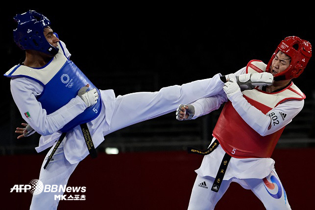 인교돈이 27일 일본 지바 마쿠하리메세 A홀에서 열린 2020 도쿄올림픽 남자 태권도 80kg 16강전에서 아프가니스탄의 파르자드 만수리(19)를 꺾고 8강에 진출했다. 사진(일본)=AFPBBNEWS=NEWS1