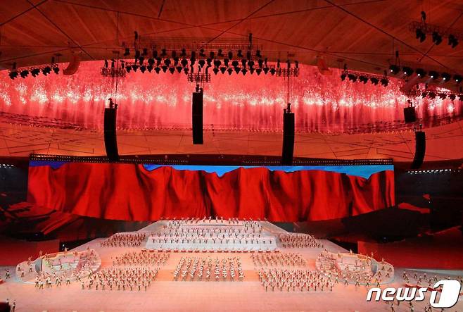 (베이징 AFP=뉴스1) 우동명 기자 = 28일(현지시간) 베이징의 국가 체육관에서 중국 공산당 창당 100주년을 축하하는 문화 공연 중 폭죽이 터지고 있다.   (C) AFP=뉴스1