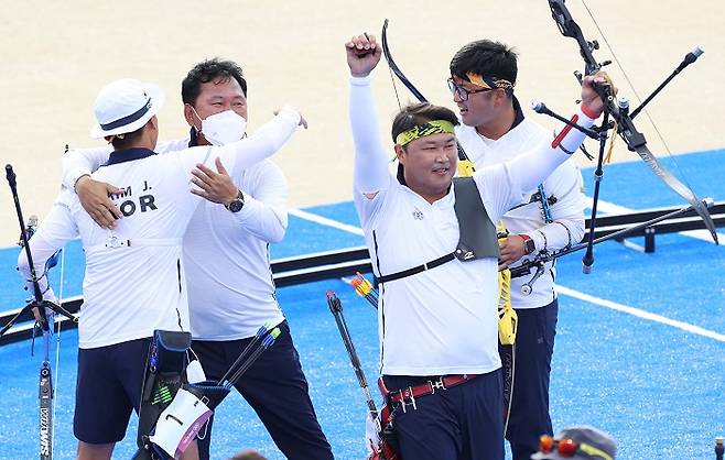 한국 남자 양궁 대표팀이 지난 26일 오후에 열린 남자 양궁 단체전에서 금메달이 확정된 이후 환호하고 있다. /사진=뉴시스