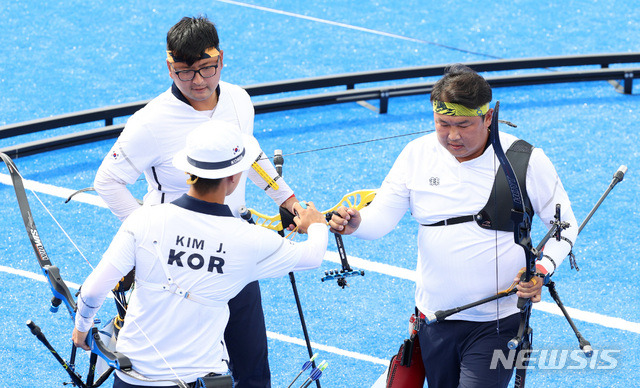 [도쿄(일본)=뉴시스] 이영환 기자 = 양궁 국가대표 김제덕, 김우진, 오진혁이 26일 오후(현지시간) 일본 도쿄 유메노시마 공원 양궁장에서 열린 도쿄올림픽 남자양궁 단체전 4강전 일본과의 경기에서 슛오프 끝에 승리를 거둔 후 기뻐하고 있다. 2021.07.26. 20hwan@newsis.com