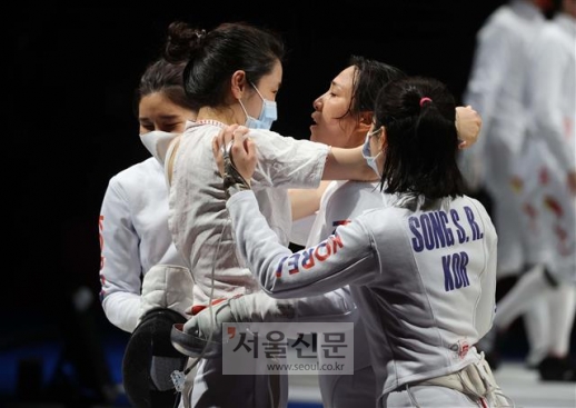 대한민국 펜싱 여자 에페 대표팀이 27일 일본 지바 마쿠하리... - 대한민국 펜싱 여자 에페 대표팀이 27일 일본 지바 마쿠하리 메세 B홀에서 열린 도쿄올림픽 펜싱 여자 에페 단체전에서 4강 진출을 확정한 뒤 환호하고 있다. 2021.07.27 지바=올림픽사진공동취재단A