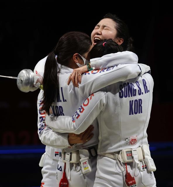 대한민국 펜싱 여자 에페 대표팀이 27일 일본 지바 마쿠하리 메세 B홀에서 열린 도쿄올림픽 펜싱 여자 에페 단체전에서 중국 대표팀을 꺾고 결승 진출을 확정한 뒤 환호하고 있다. 2021.07.27 지바 올림픽 사진공동취재단