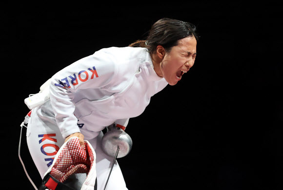 27일 일본 지바 마쿠하리 메세B홀에서 열린 도쿄올림픽 펜싱 여자 에페 단체 대한민국 대 에스토니아 결승전. 한국의 강영미가 에스토니아의 율리아 벨리아예바에게 공격을 성공한 뒤 환호하고 있다. 2021.7.27 연합뉴스