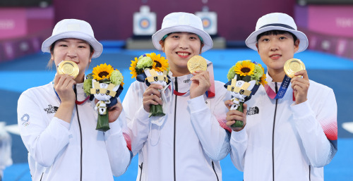 25일 일본 유메노시마 공원 양궁장에서 열린 도쿄올림픽 여자 양궁 단체전에서 금메달을 획득한 여자 양궁 국가대표 강채영(왼쪽부터), 장민희, 안산이 기념촬영을 하고 있다. /연합뉴스