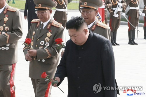 김정은 북한 국무위원장이 지난 2019년 정전협정 체결 66주년을 맞아 6·25 전사자 묘인 '조국해방전쟁 참전열사묘'를 참배하고 있다./연합뉴스