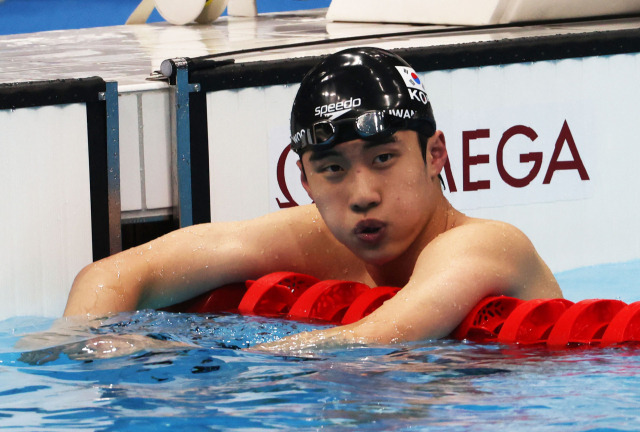 황선우가 27일 일본 도쿄 아쿠아틱스 센터에서 열린 남자 자유형 200m 결승에서 경기를 마친 뒤 기록을 보고 있다./도쿄=권욱 기자