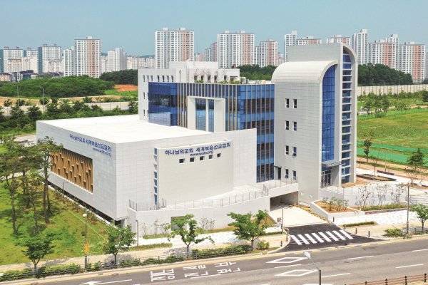 7월 초 입주를 마친 수원권선호매실 하나님의 교회. 최대 2000명이 들어가는 대예배실과 소예배실, 시청각실, 휴게실, 식당 등 다양한 공간을 갖추고 있으며 외관은 주변 매화공원의 녹음과 조화를 이뤄 눈길을 끈다. 공원 이용객이 편히 사용할 수 있도록 1층 뒤편에 카페테라스와 화장실을 배치했다. 사진제공｜하나님의 교회