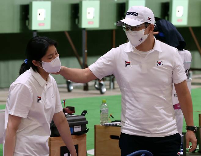 올림픽 사격 대표팀 진종오가 27일 일본 도쿄 아사카 사격장에서 열린 2020 도쿄올림픽 10ｍ 공기권총 혼성 단체전에서 1차전 통과에 실패한 뒤 추가은을 다독이고 있다. 연합뉴스