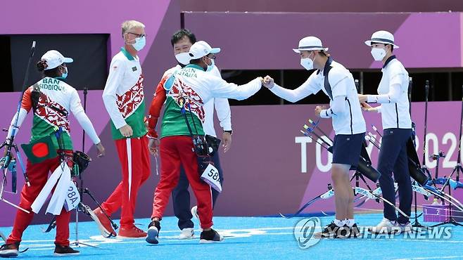 [올림픽] 승리 거두는 한국 (도쿄=연합뉴스) 김인철 기자 = 양궁 국가대표 김제덕과 안산이 24일 일본 도쿄 유메노시마 공원 양궁장에서 열린 도쿄올림픽 혼성 단체전 16강 방글라데시와의 경기에서 승리 후 인사하고 있다. 2021.7.24 yatoya@yna.co.kr