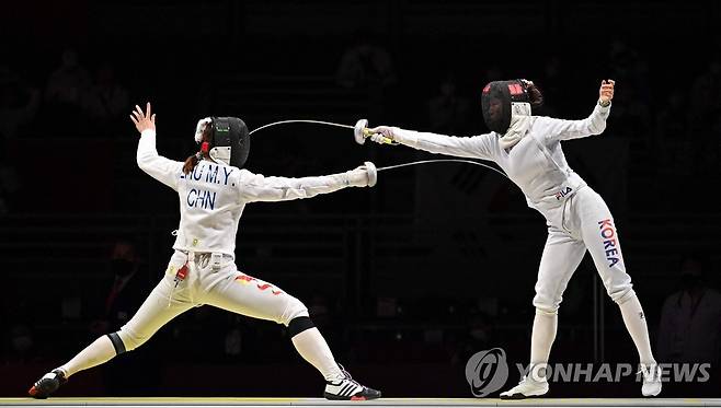 중국 주밍예에게 공격하는 최인정(오른쪽) [AFP=연합뉴스]