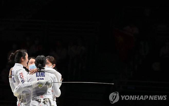 27일 중국과의 단체전 준결승 승리한 뒤 기쁨 나누는 여자 에페 대표팀 [AFP=연합뉴스]