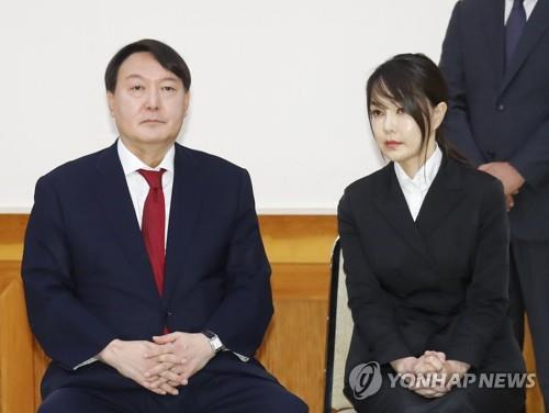윤석열 전 검찰총장(왼쪽)과 부인 김건희 씨 [연합뉴스 자료사진]