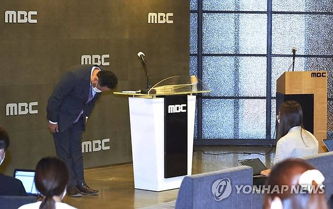 대국민 사과하는 박성제 MBC 사장 (서울=연합뉴스) 박성제 MBC 사장이 26일 오후 서울 마포구 상암동 MBC에서 열린 기자회견에서 개회식과 남자 축구 중계 등에서 벌어진 그래픽과 자막 사고 등에 대해 대국민 사과를 하고 있다. 2021.7.26 [MBC 제공. 재판매 및 DB 금지] photo@yna.co.kr