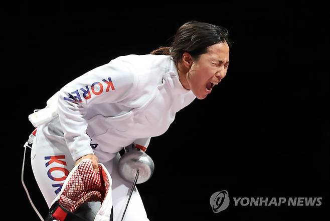 [올림픽] 환호하는 강영미 (지바=연합뉴스) 손형주 기자 = 27일 일본 지바 마쿠하리 메세B홀에서 열린 도쿄올림픽 펜싱 여자 에페 단체 대한민국 대 에스토니아  결승전. 한국의 강영미가 에스토니아의 율리아 벨리아예바에게 공격을 성공한 뒤 환호하고 있다. 2021.7.27 handbrother@yna.co.kr