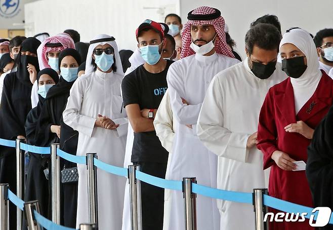쿠웨이트 수도 쿠웨이트시 사람들이 이슬람 축제 '이드 알 아드하' 첫날인 20일 코로나19 백신 접종을 위해 줄서있다. 2021.07.20 © AFP=뉴스1